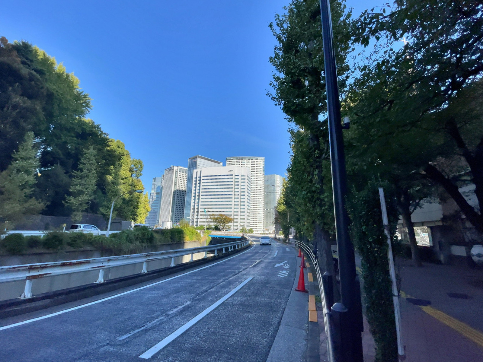 御殿山トラストタワー前面の通り