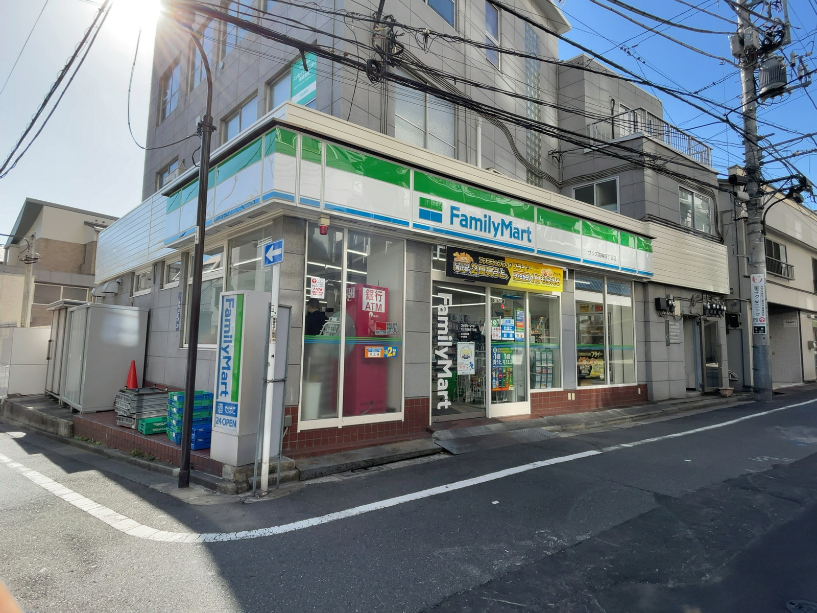 隣のファミリーマート サンズ高輪四丁目店