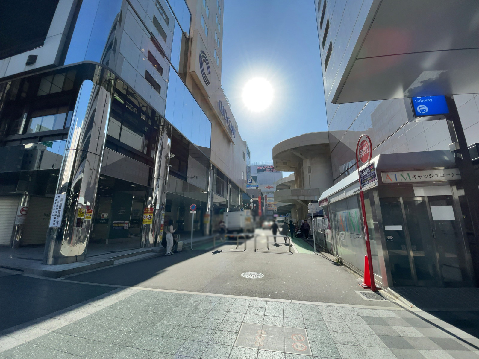 新幹線博多ビル前面の通り