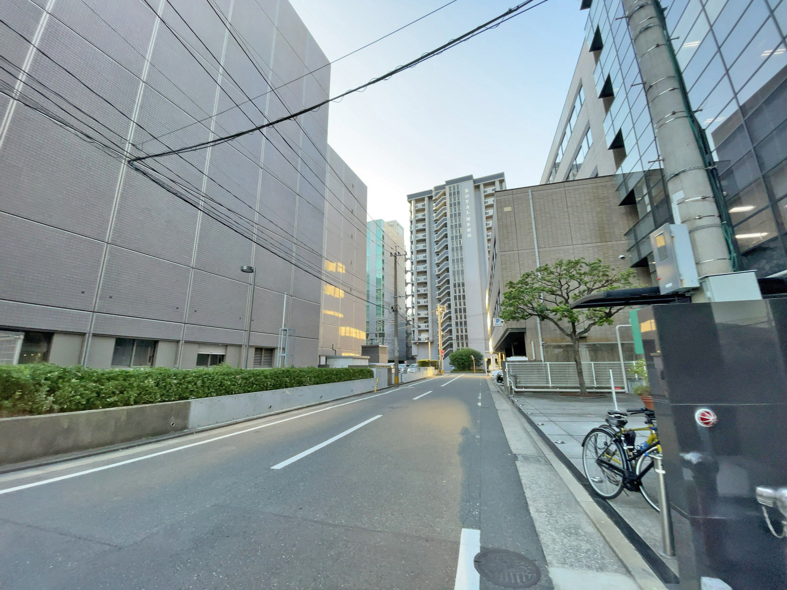 ヴィラージュ博多駅前BUILDING前面通り