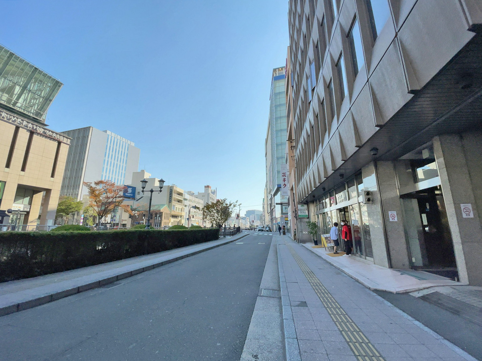 博多人形会館 松月堂ビル前面の博多川通り