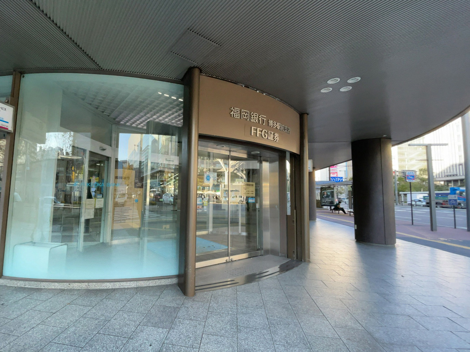 隣の福岡銀行博多駅前支店ATMコーナー