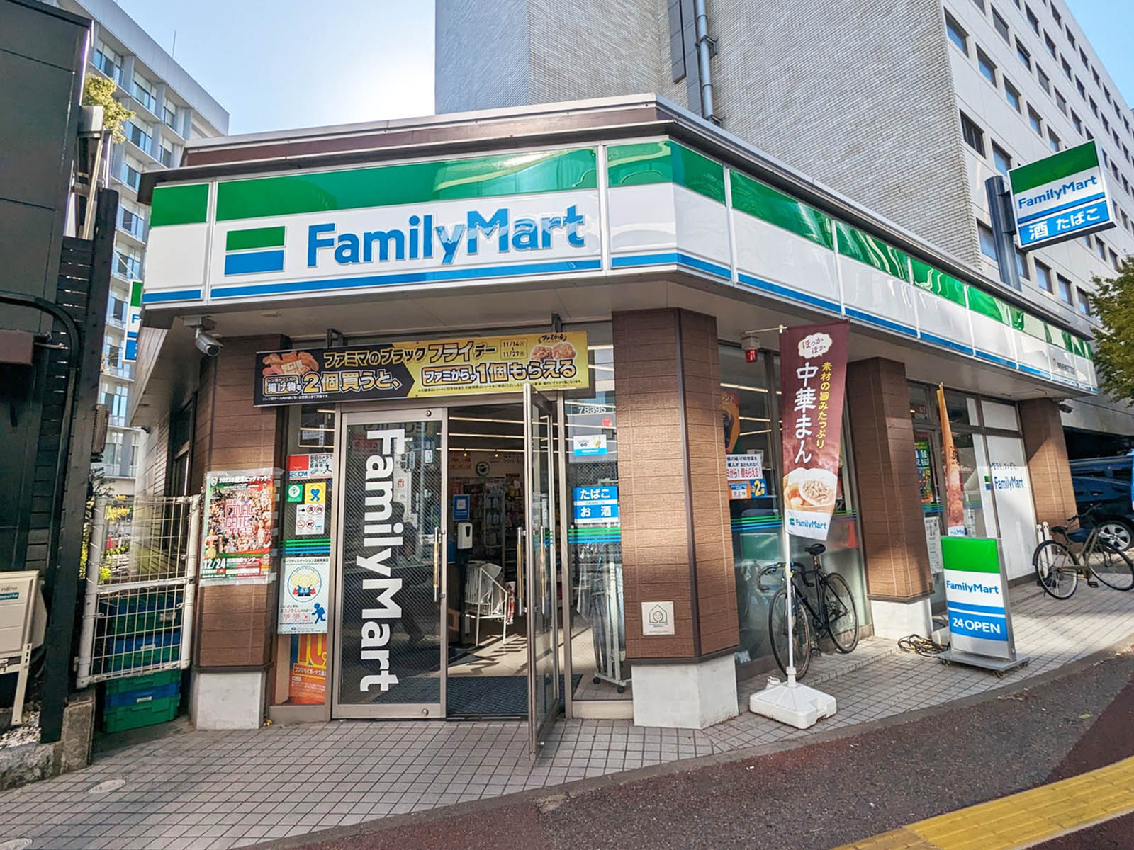 向かいのファミリーマート博多駅東2丁目店