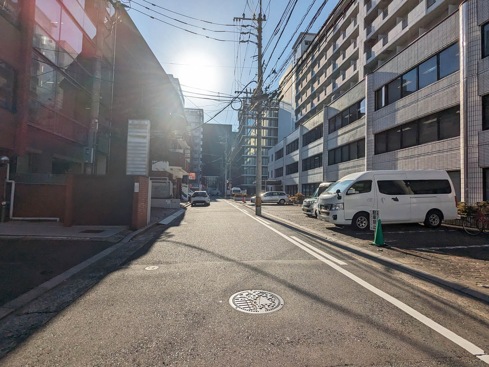 博多イーストビル前面の通り