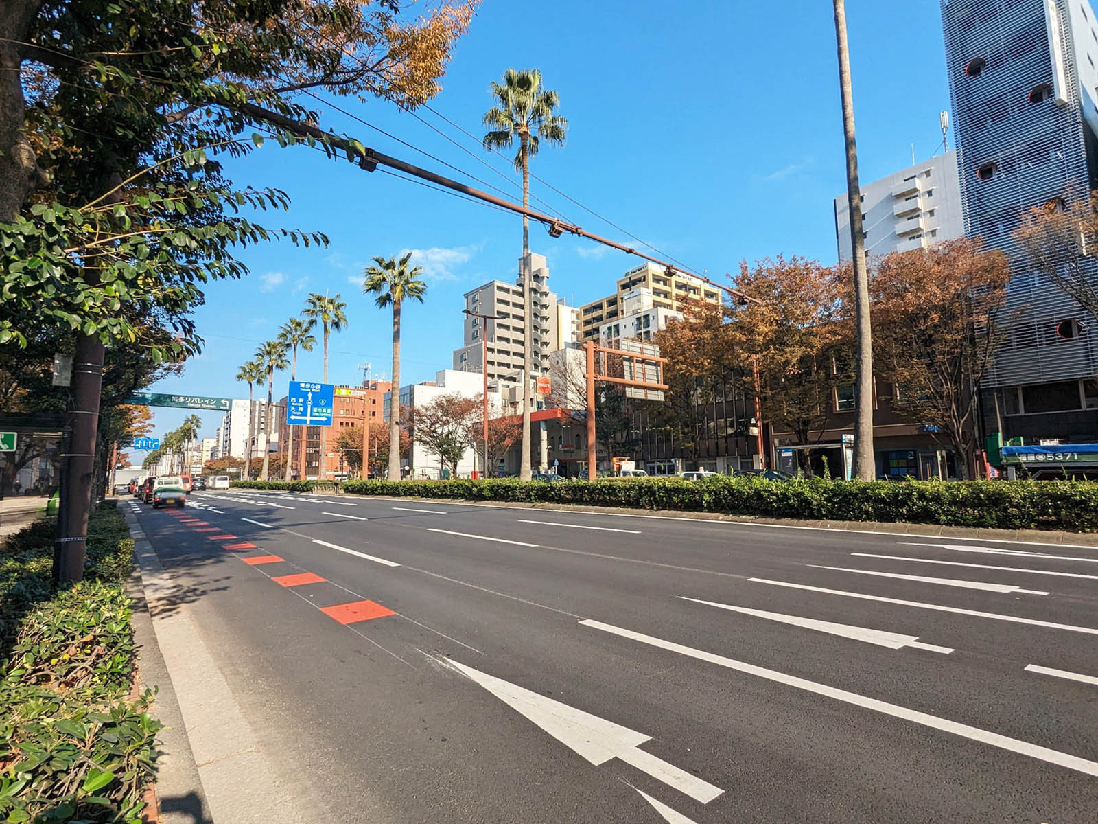 FORECAST博多呉服町前面の大博通り