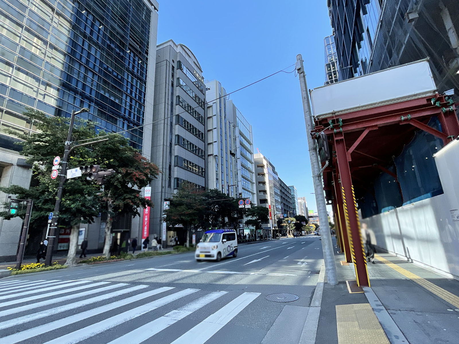 福岡興銀ビル前面の通り