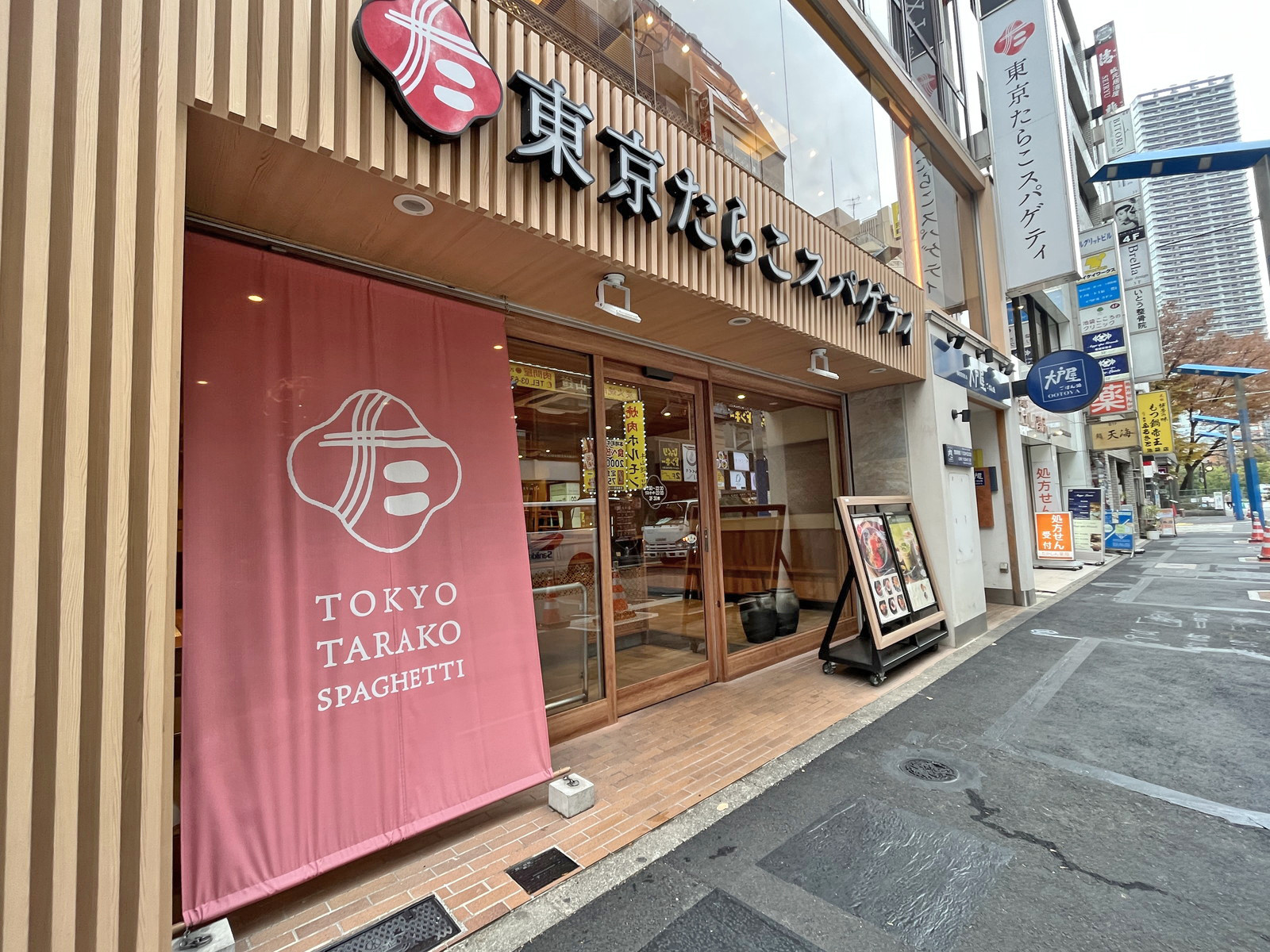 付近には飲食店が充実