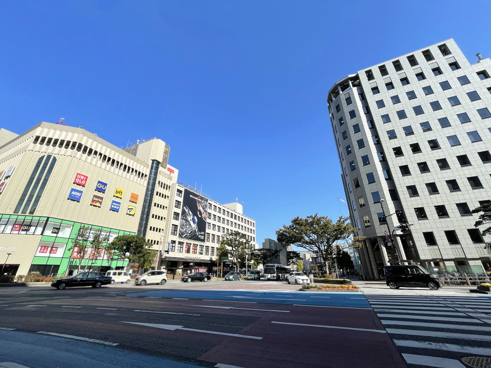 紙与渡辺ビル前面の通り