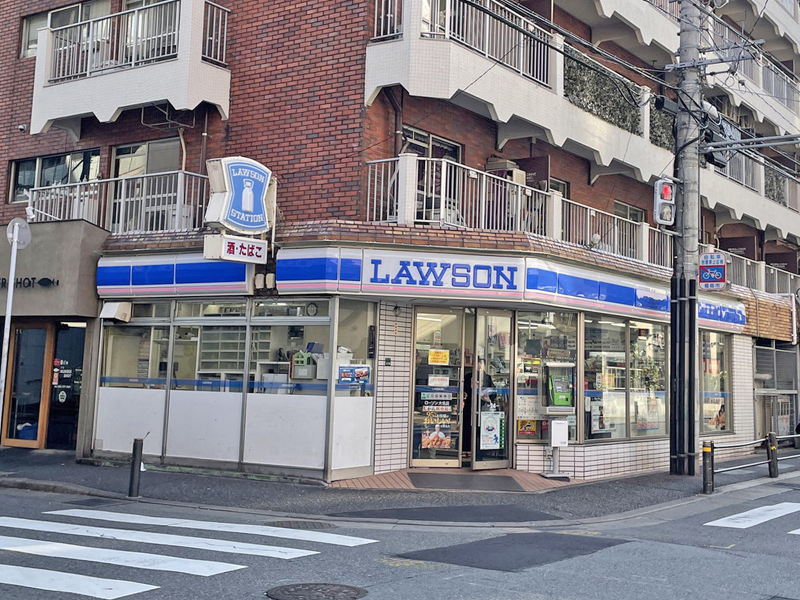 徒歩2分のローソン大名店