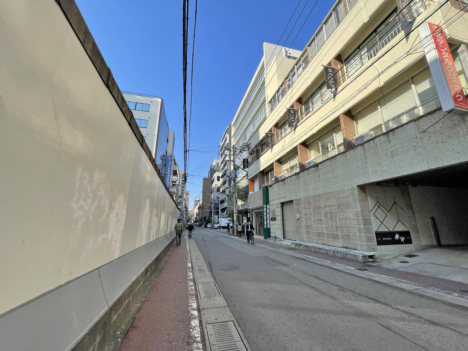 ビーロット大名ビル前面の新雁林町通り