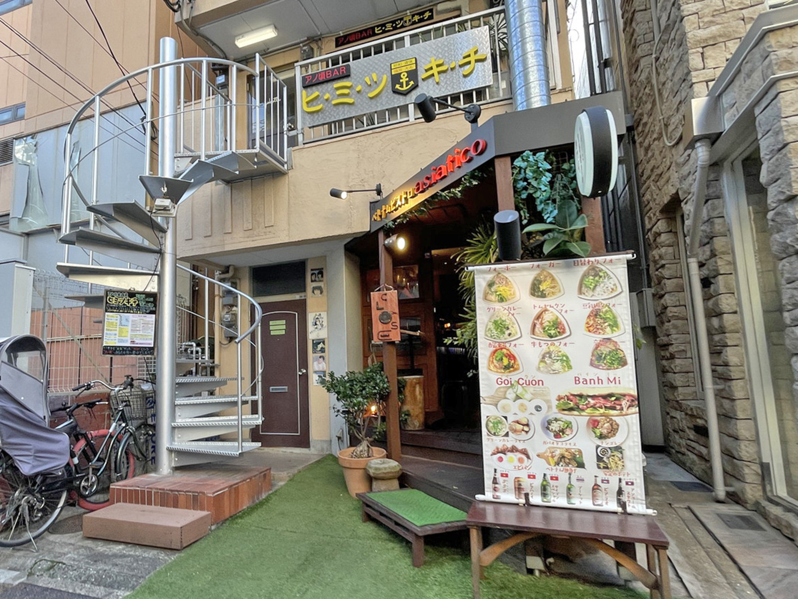 周辺には飲食店が点在