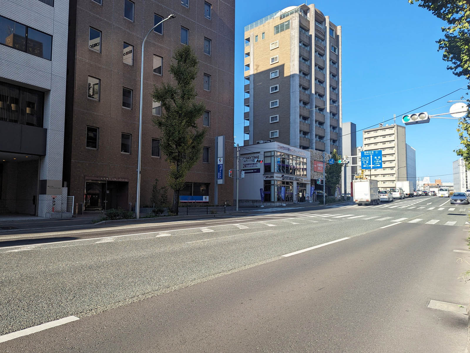 OCTO比恵町ビル前面の百年橋通り