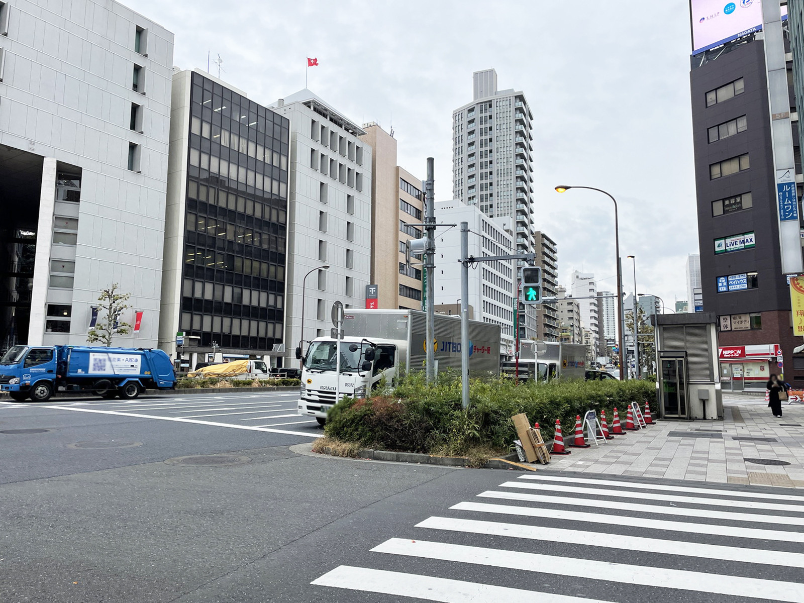 飯島ビル新館前面の桜田通り