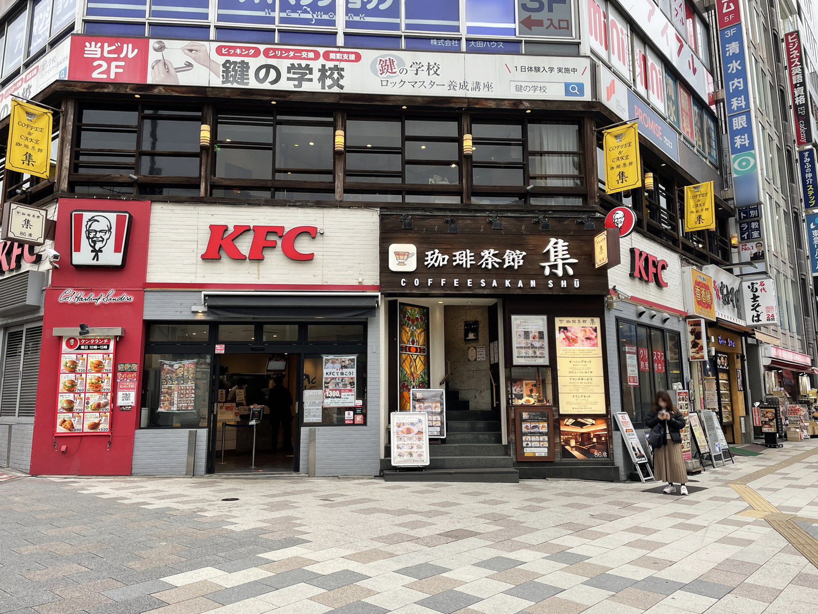 付近には飲食店が充実
