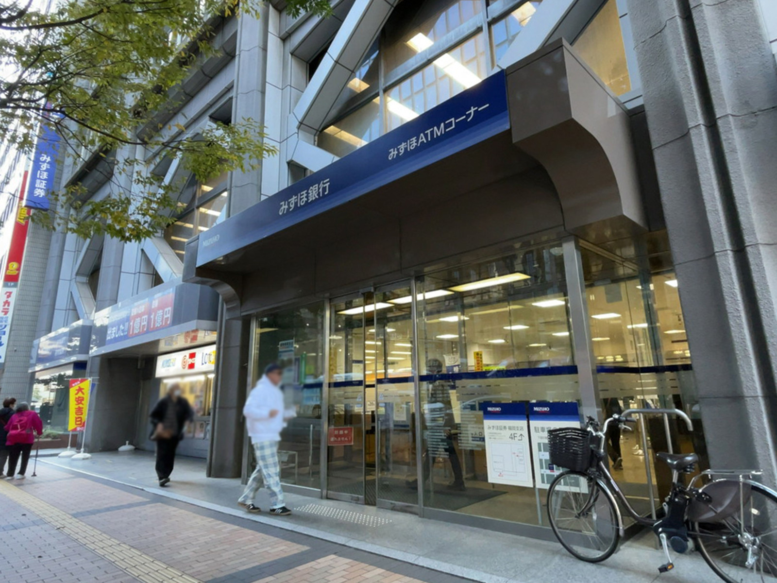 隣のみずほ銀行 福岡支店