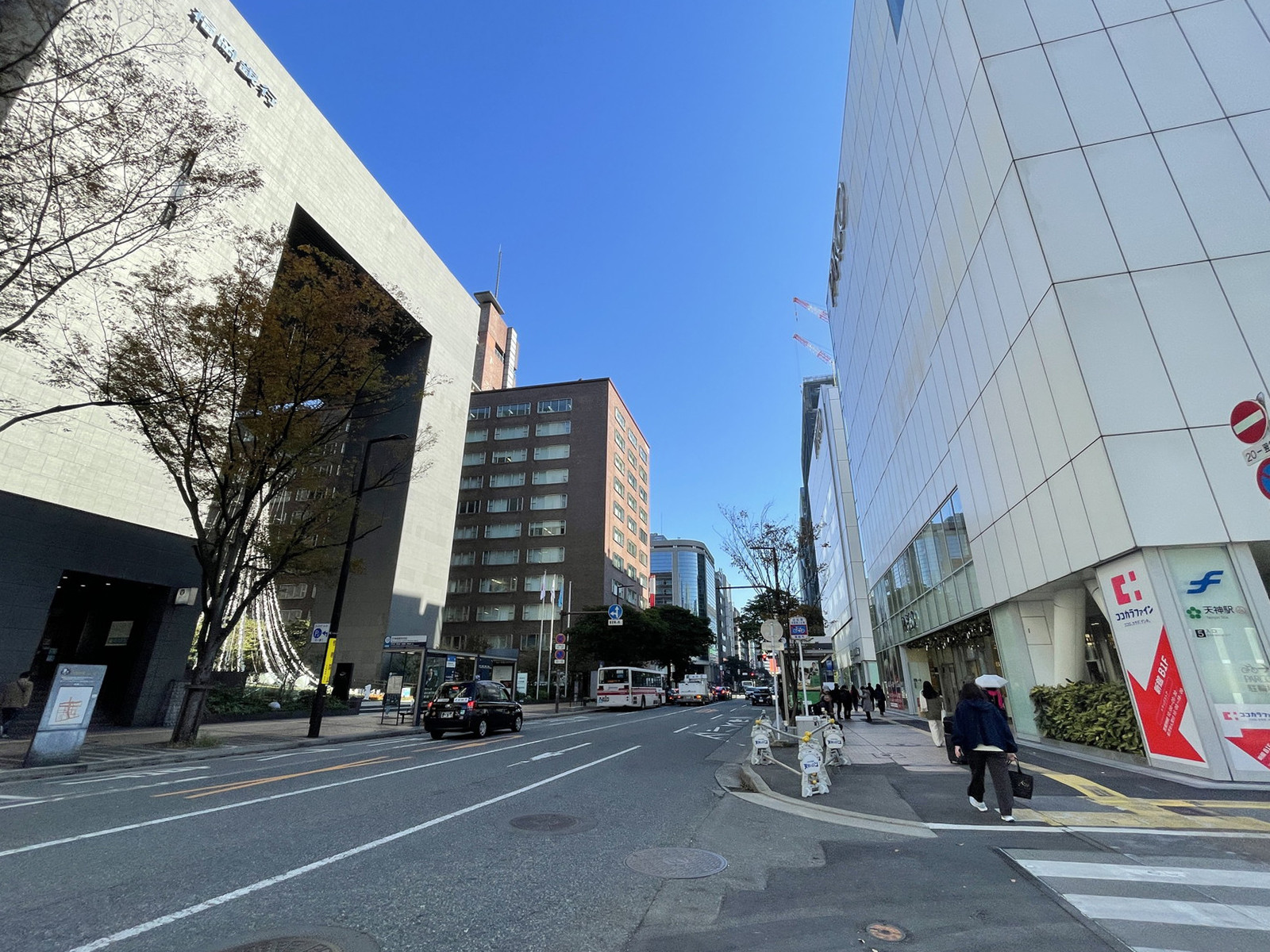 福岡証券ビル前面の明治通り