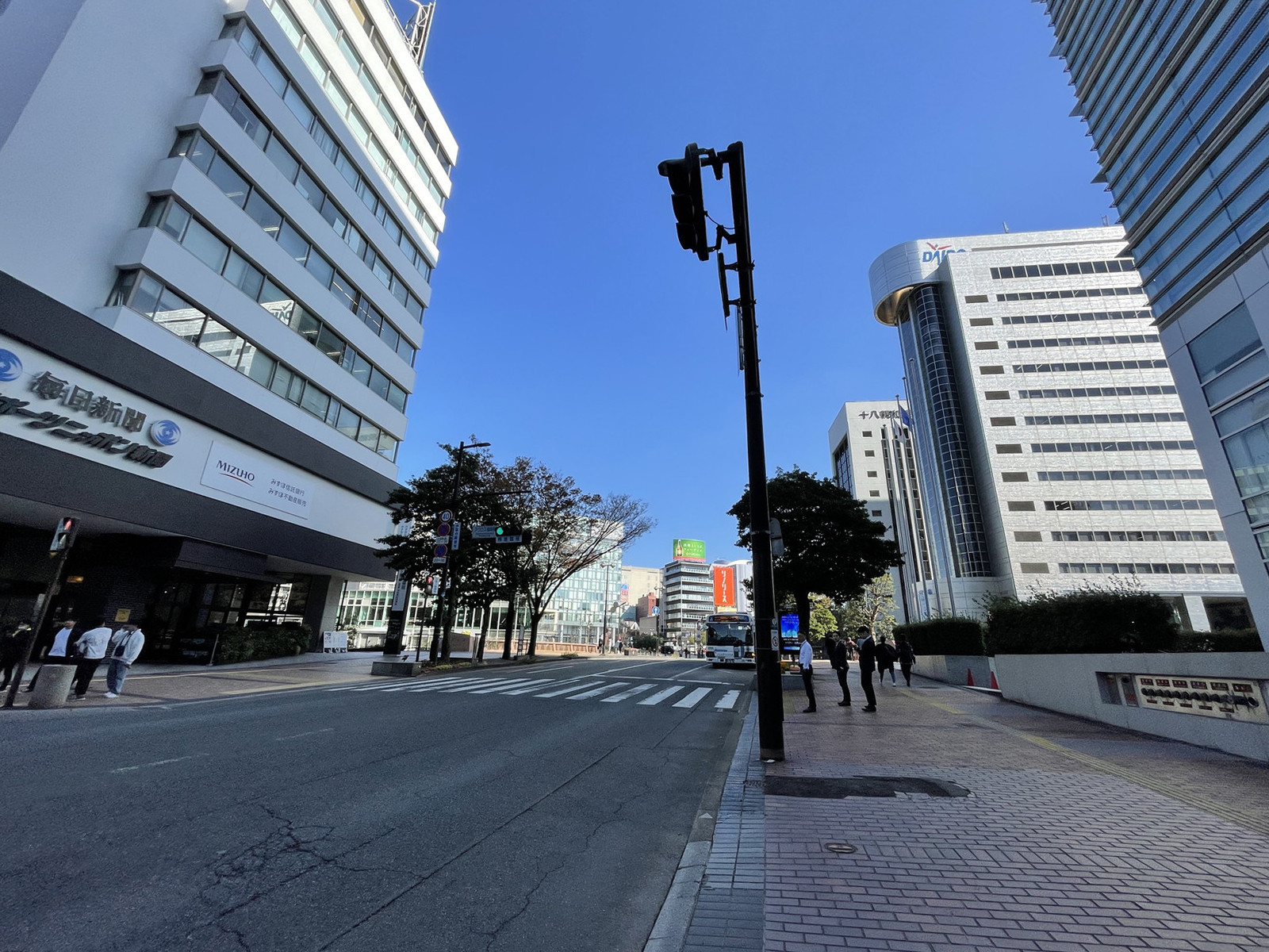 毎日福岡会館前面の通り