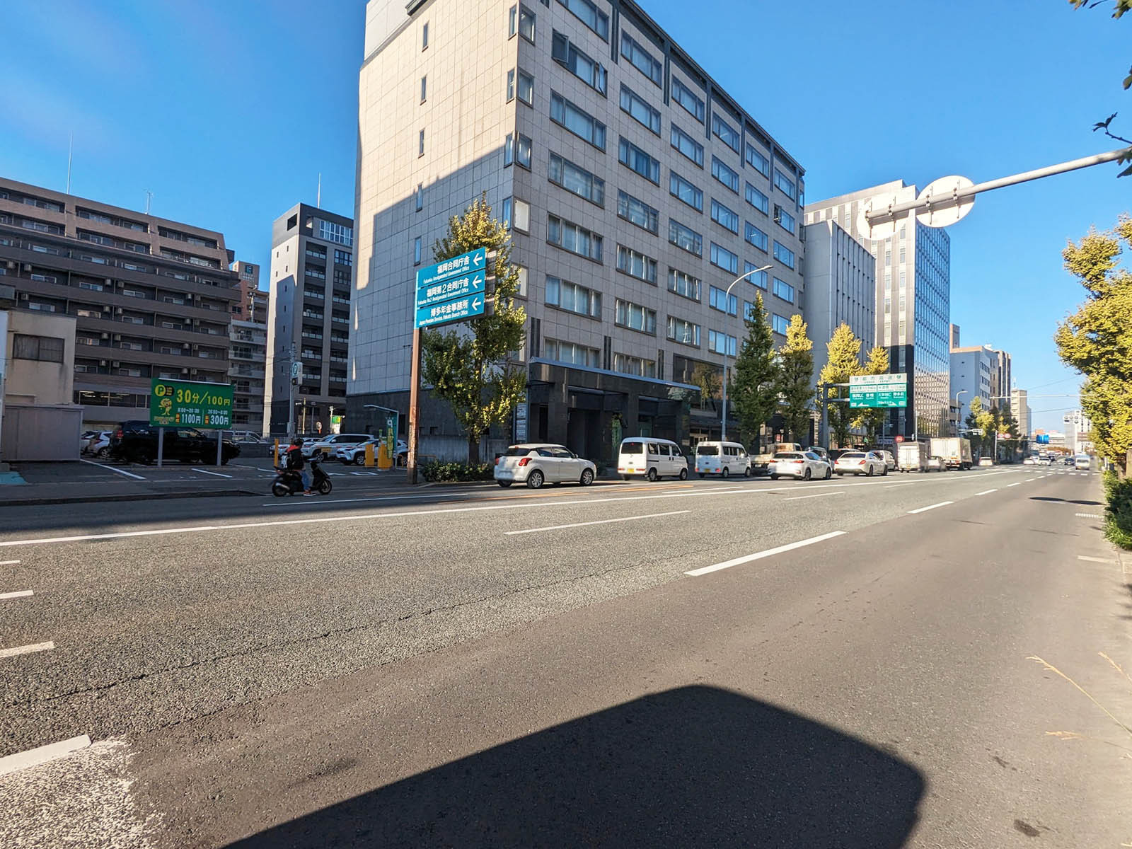 エフビル前面の百年橋通り