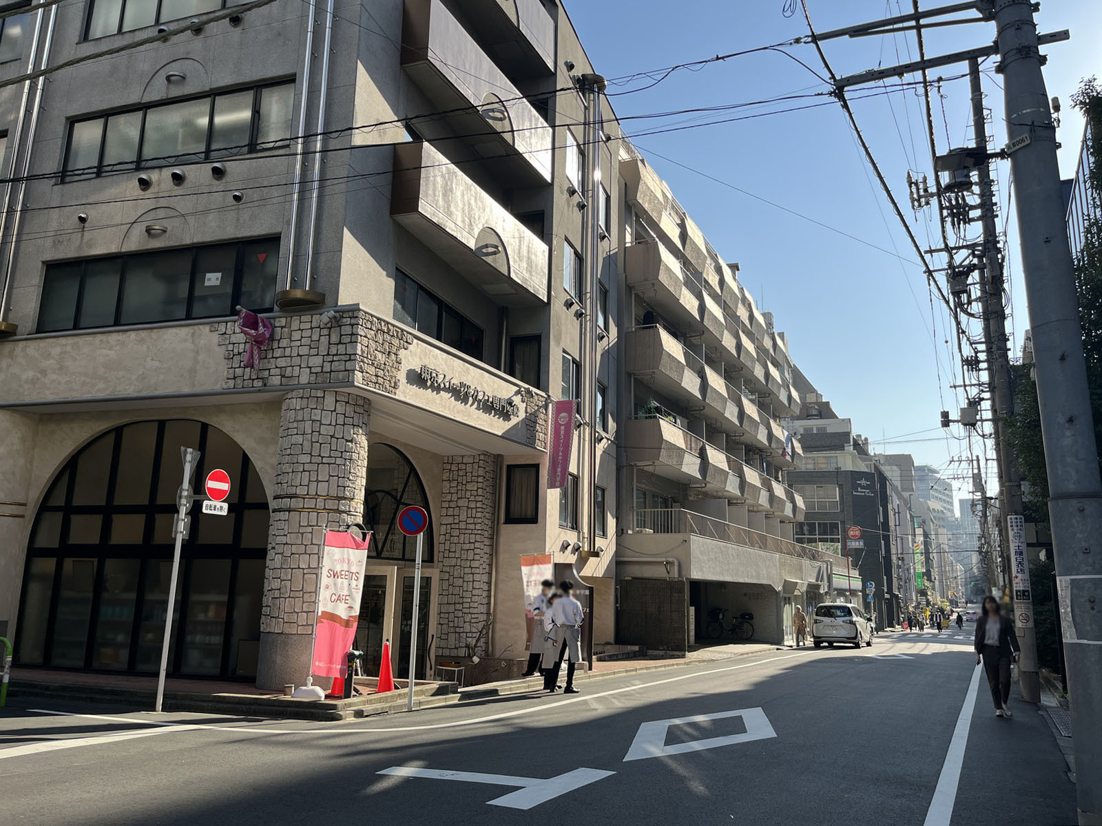 オフィスビル前面の通り