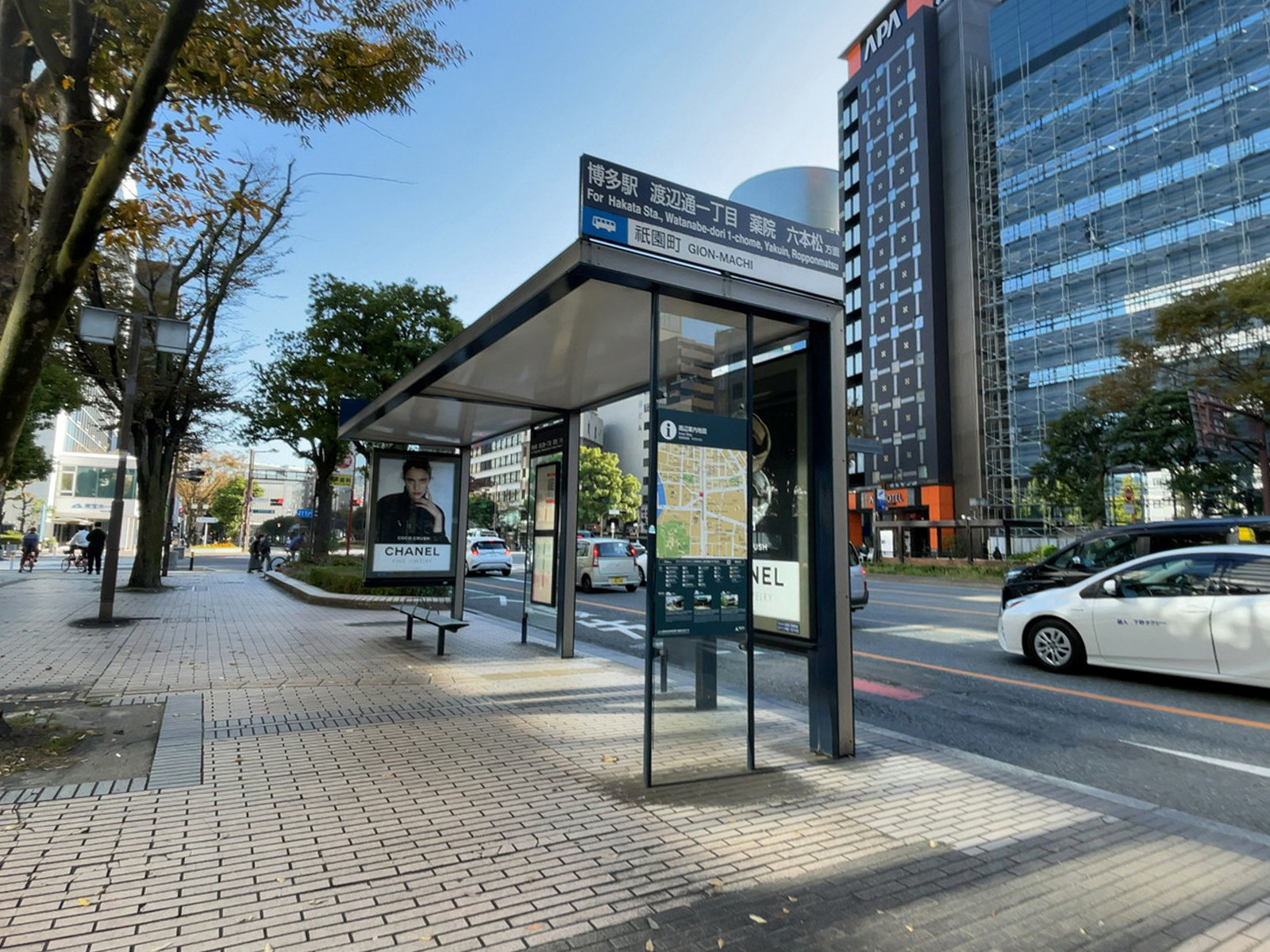 ビル前のバス停「祇園町」