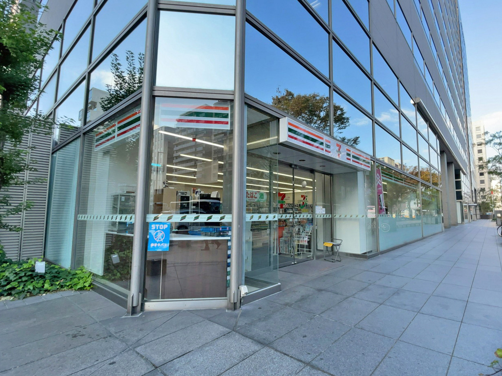 付近のセブンイレブン 博多三井ビル店
