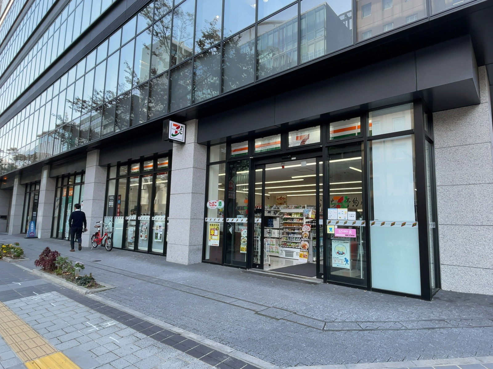 徒歩3分のセブンイレブン 博多綱場町店