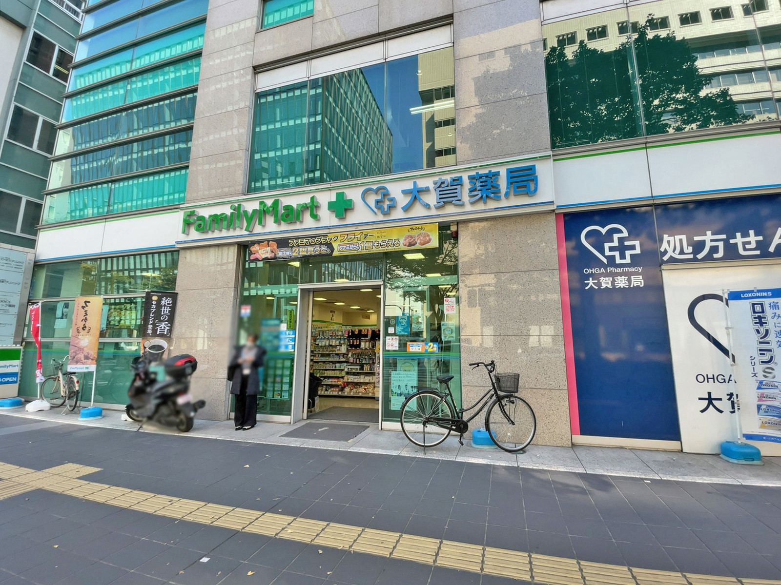 徒歩1分のファミリーマート大賀薬局店屋町店