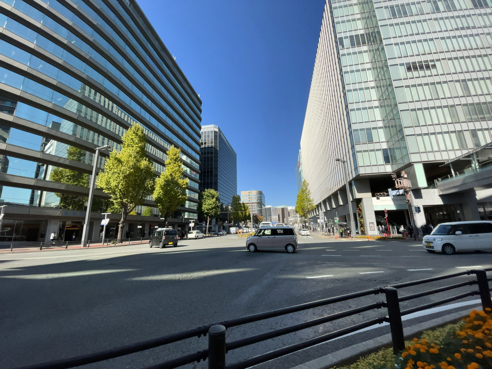 日本生命博多駅前第二ビル前面の通り