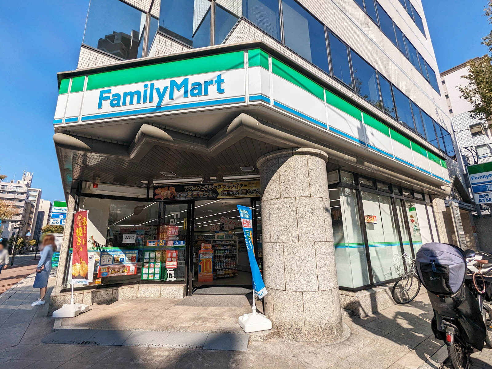 向かいのファミリーマート博多古門戸町店