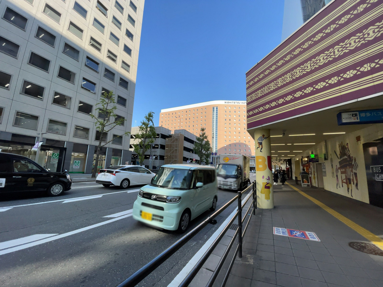 博多バスターミナルビル前面の通り