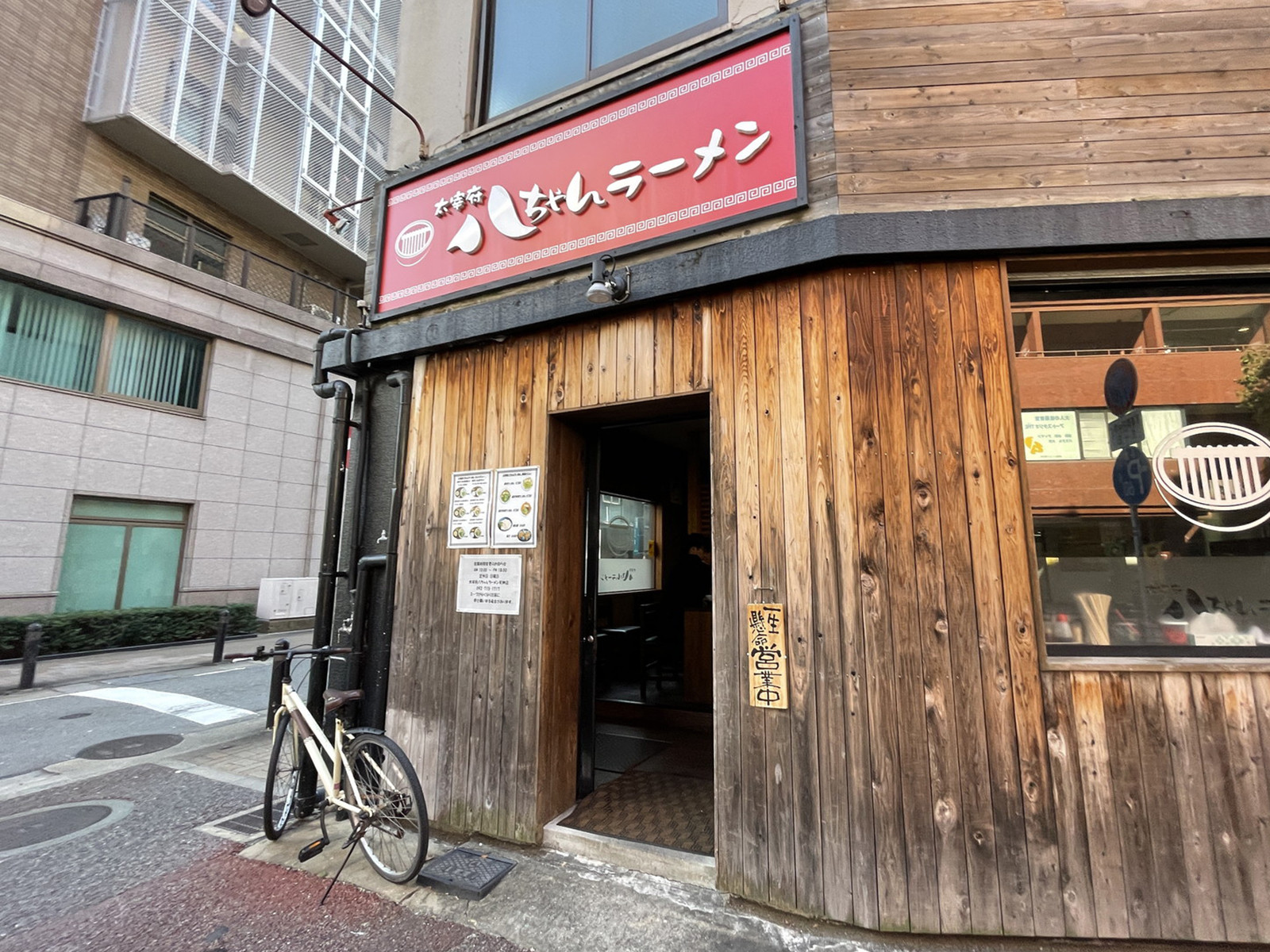 徒歩圏内には飲食店が点在