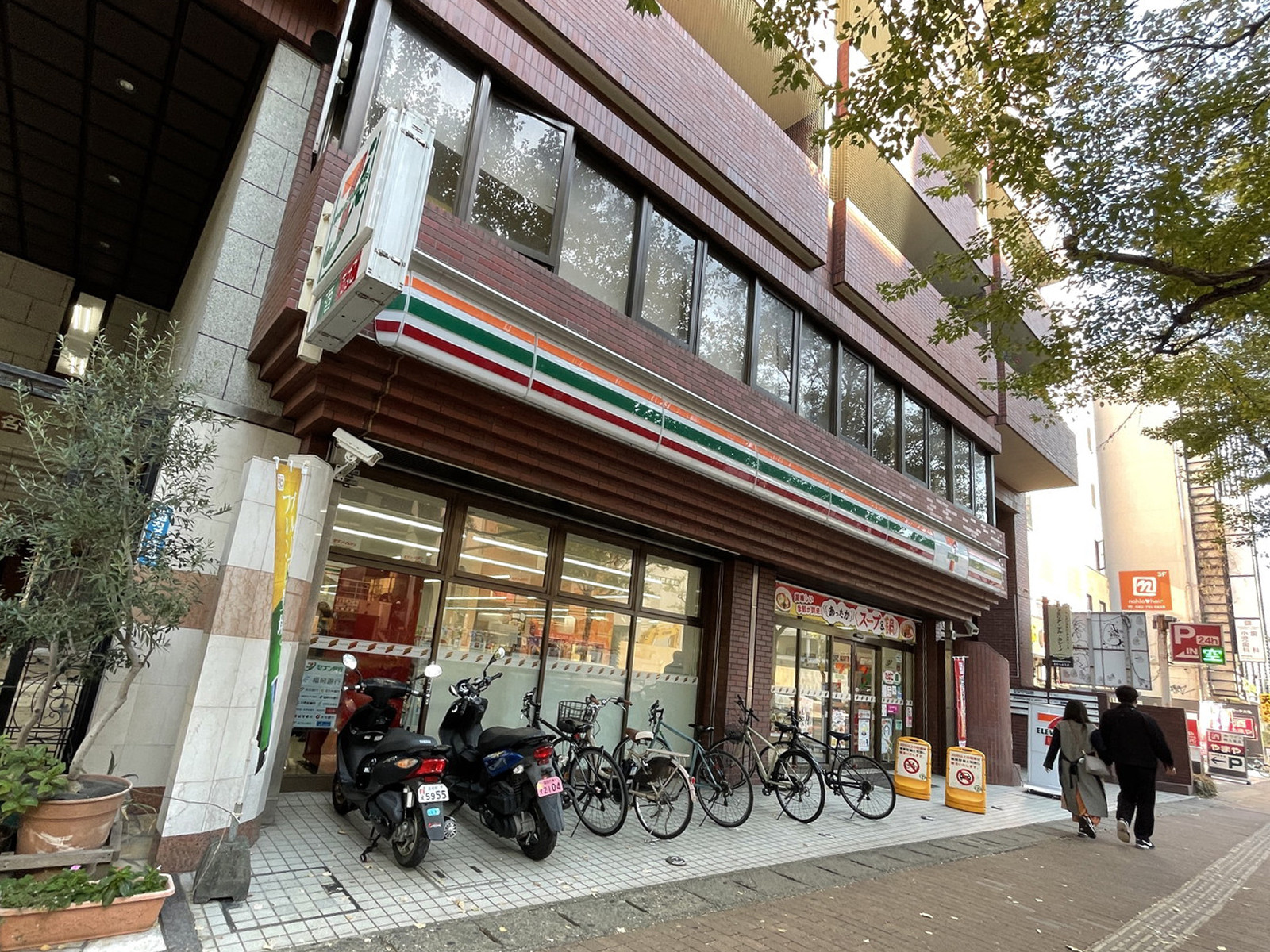 隣のセブンイレブン福岡大名1丁目店