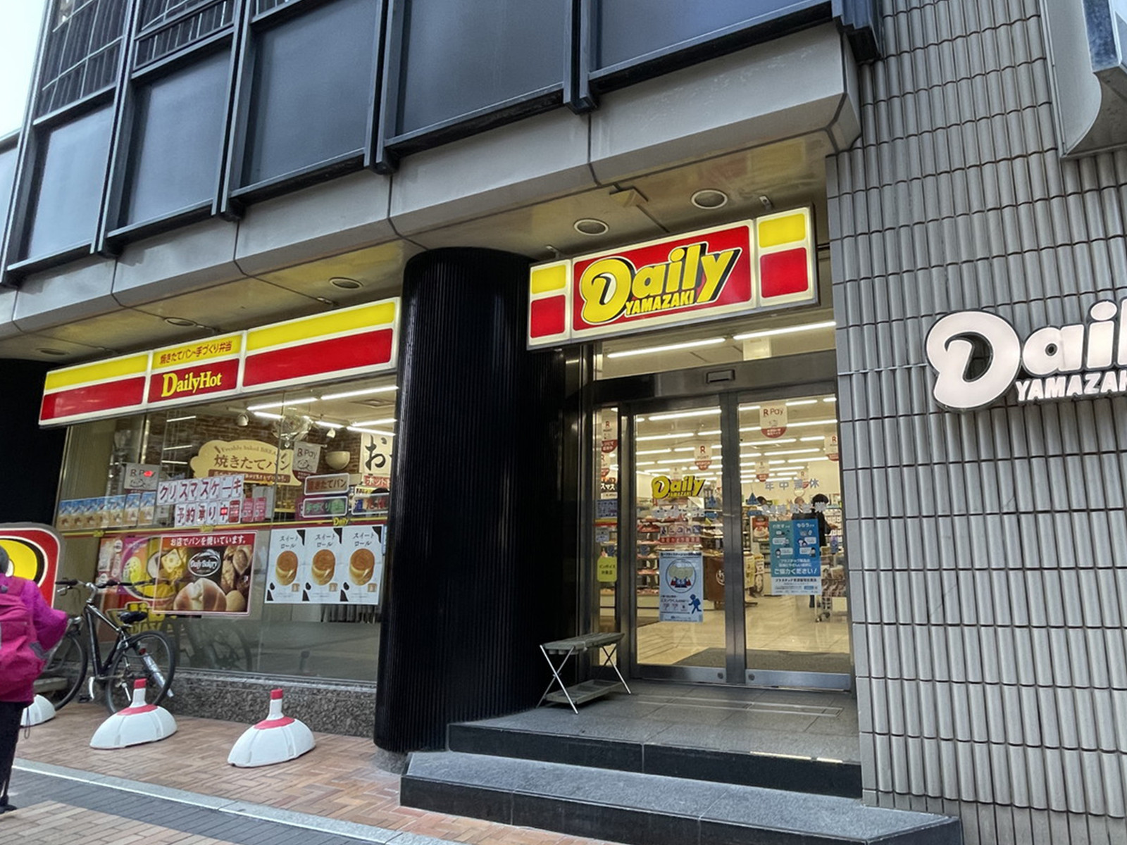 徒歩1分のデイリーヤマザキ福岡天神1丁目店