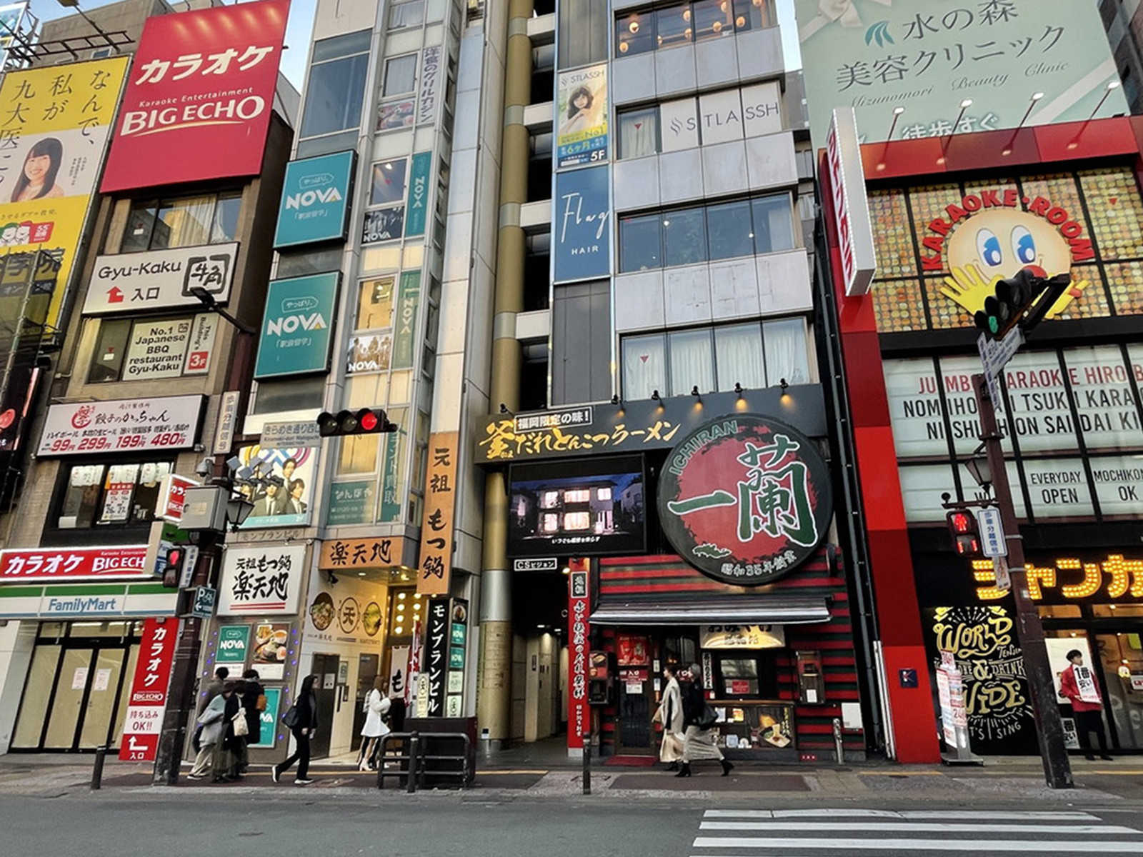 周辺には飲食店が点在