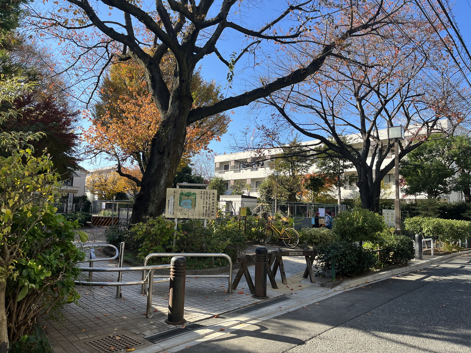 向かいにある新宿区立高田馬場公園
