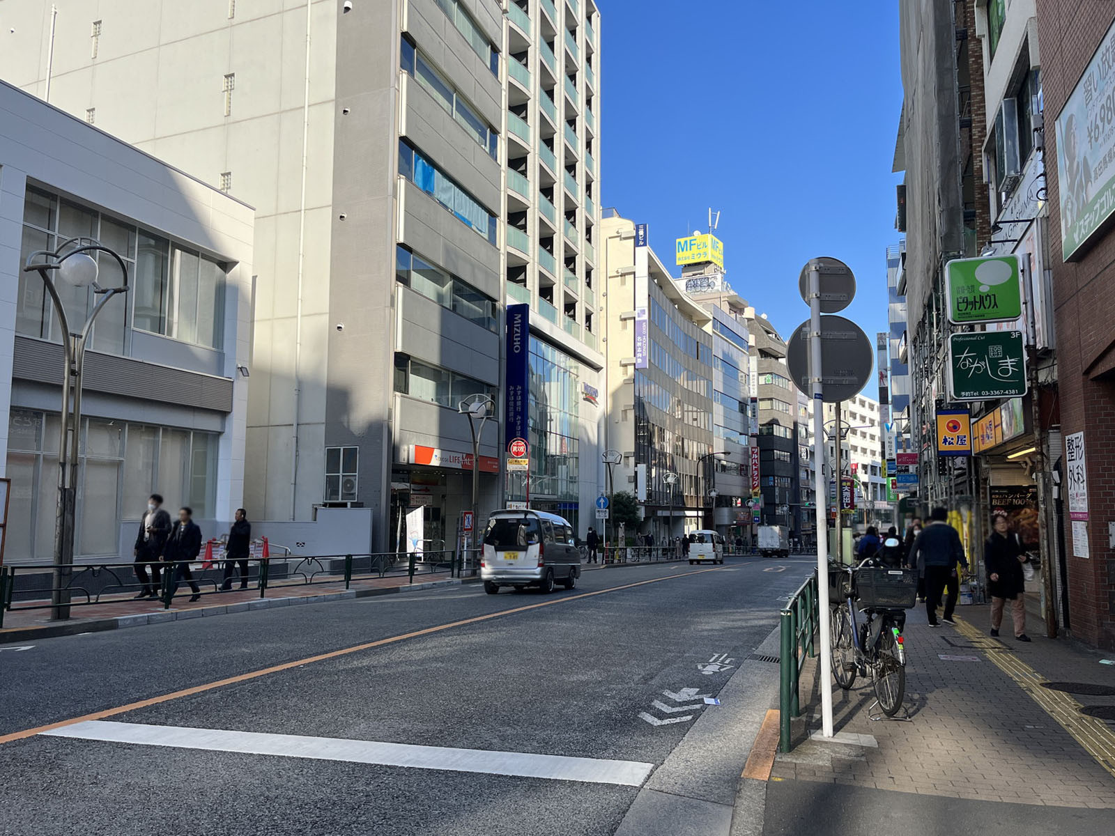 河上ビル前面の通り