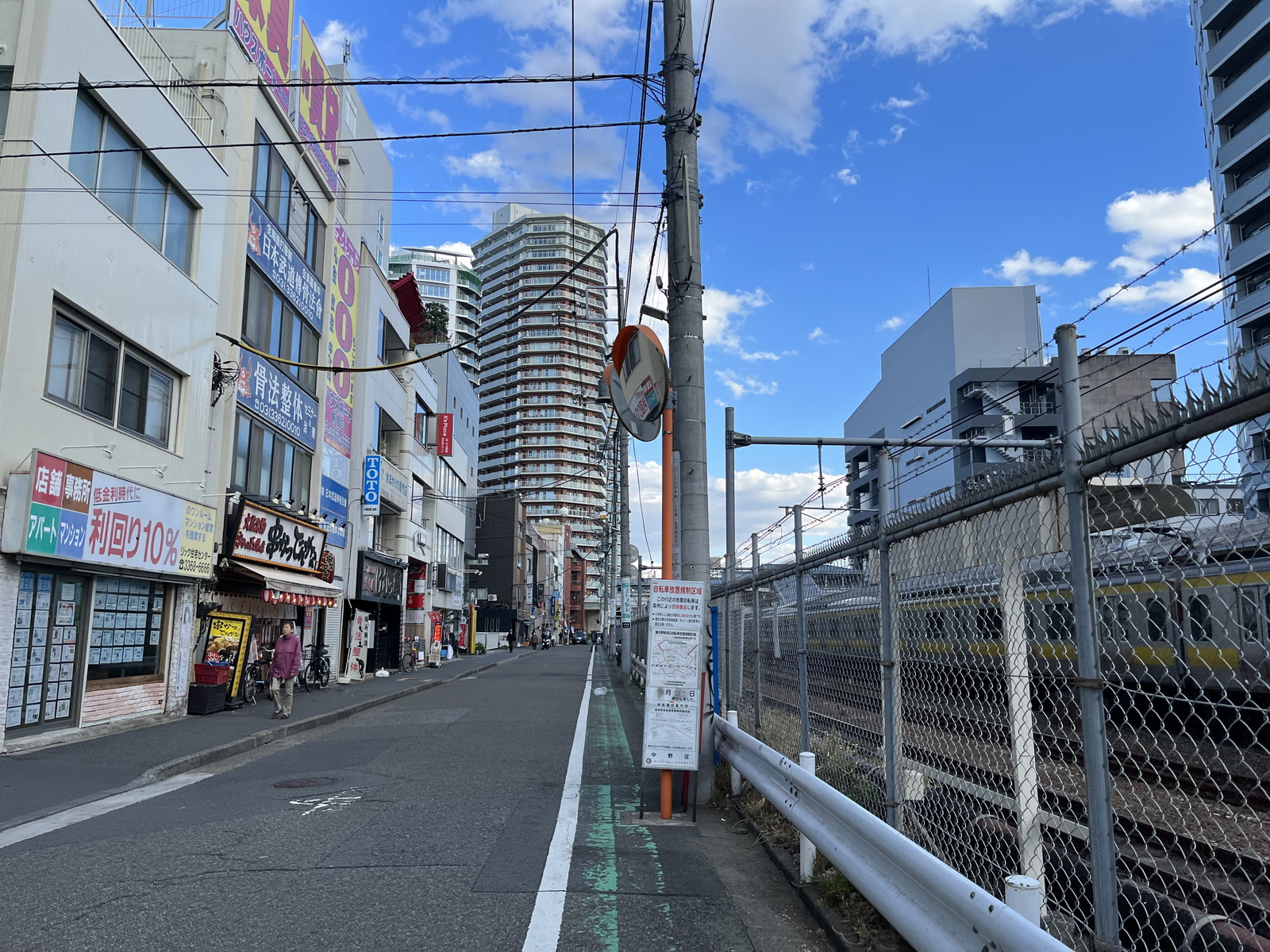 ポレポレ坐ビル前面の通り