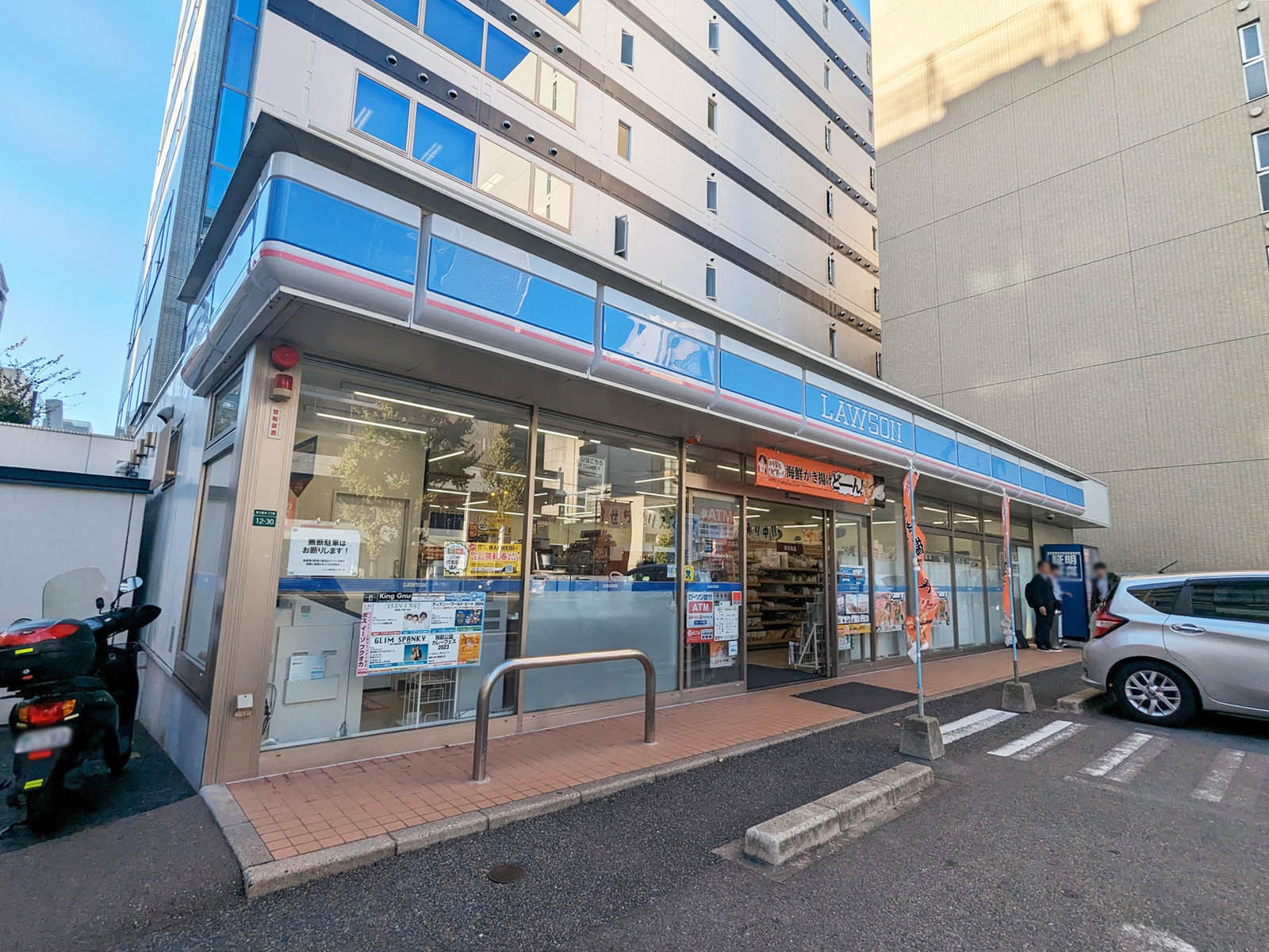 向かいにあるローソン 博多駅東三丁目店