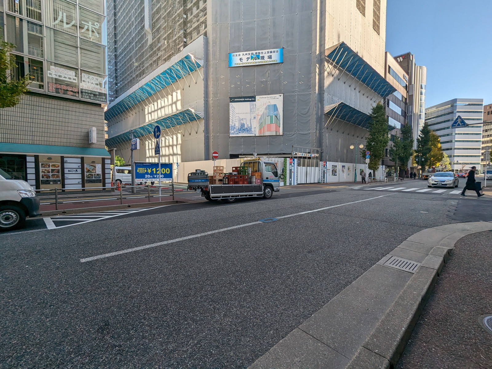 博多東ハニービル前面の筑紫口中央通り