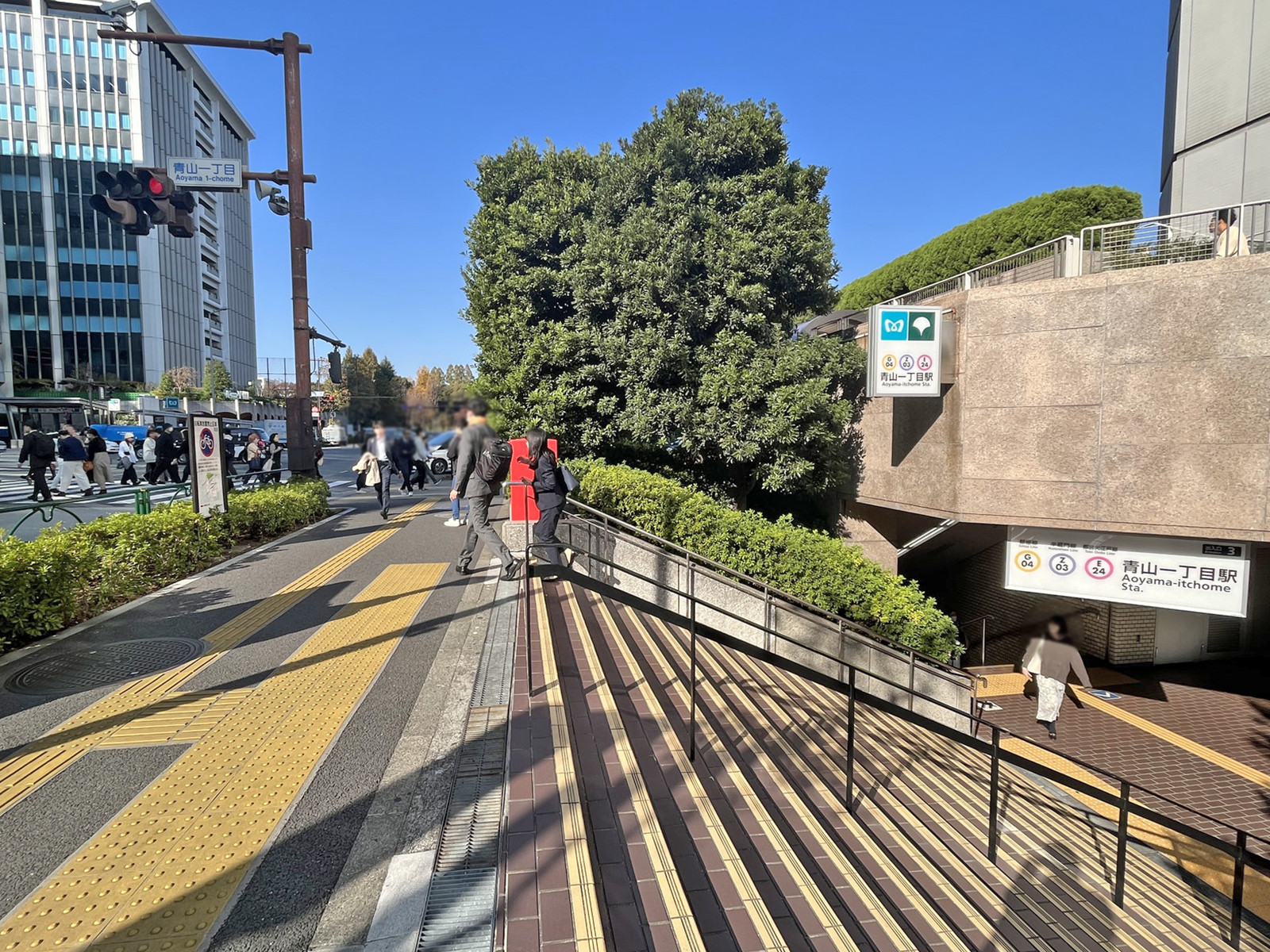 最寄りの「青山一丁目駅」