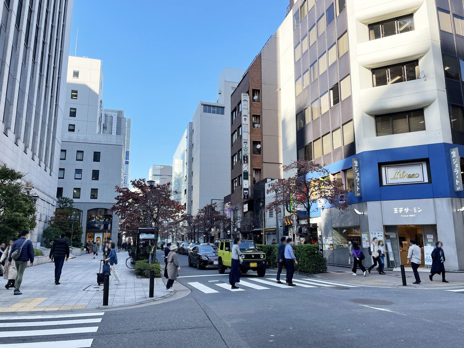 銀座朝日ビル前面の松屋通り