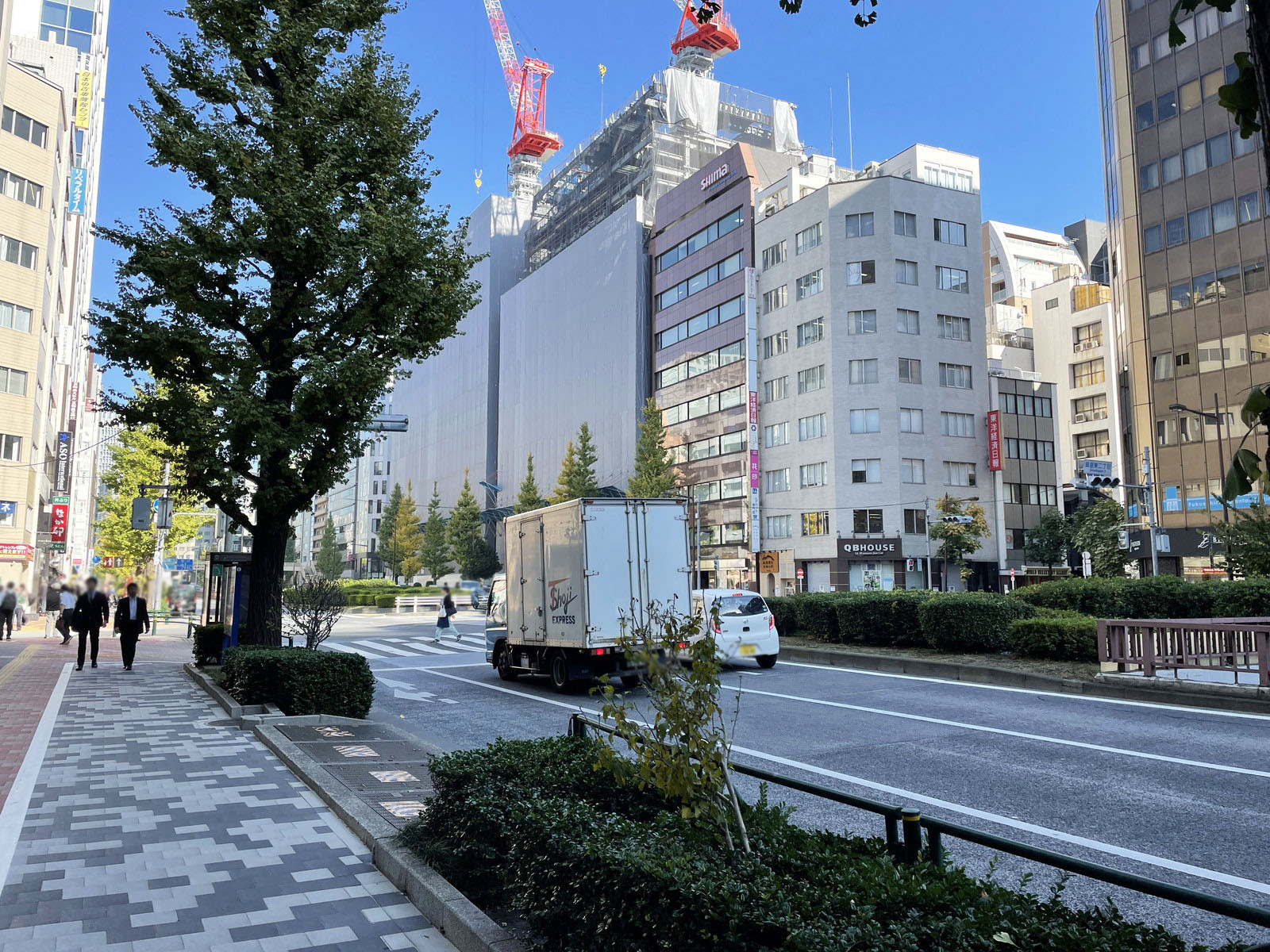 眞帆ビル前面の通り