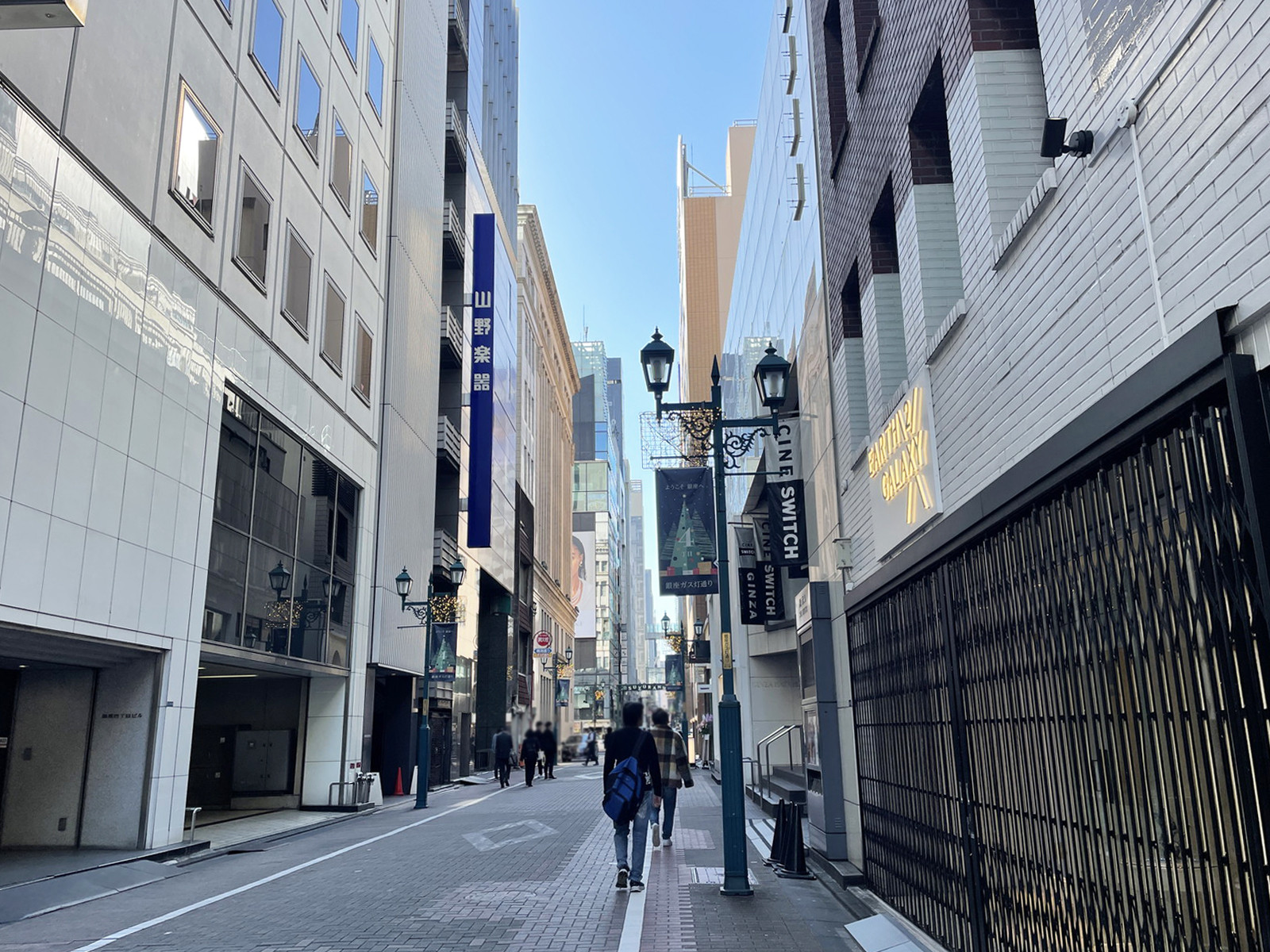 アートビル前面の銀座ガス灯通り