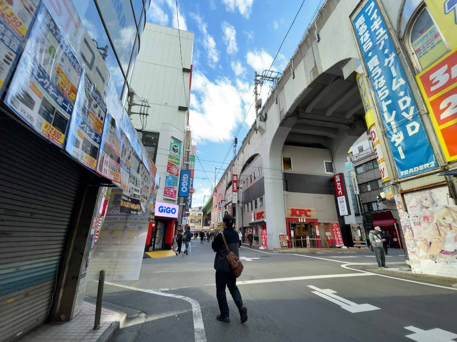 内田ビル前面の通り