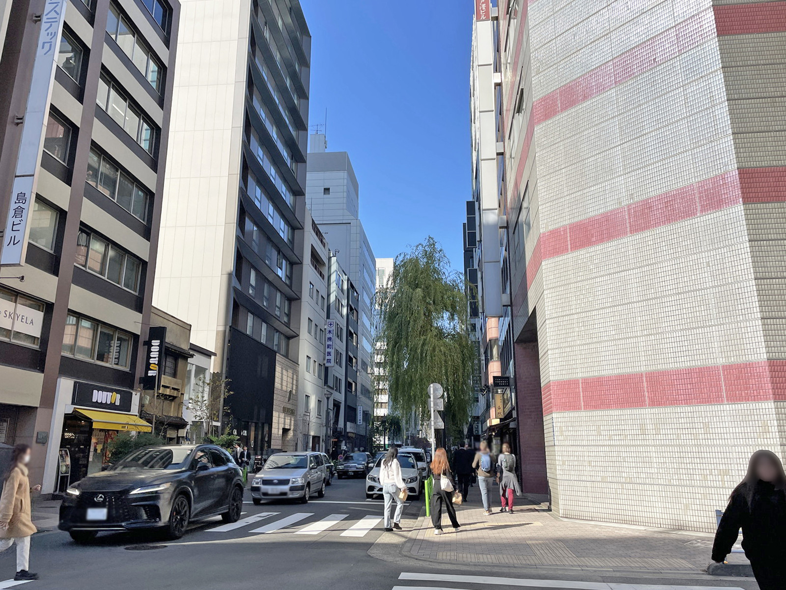 第二上原ビル前面の松屋通り