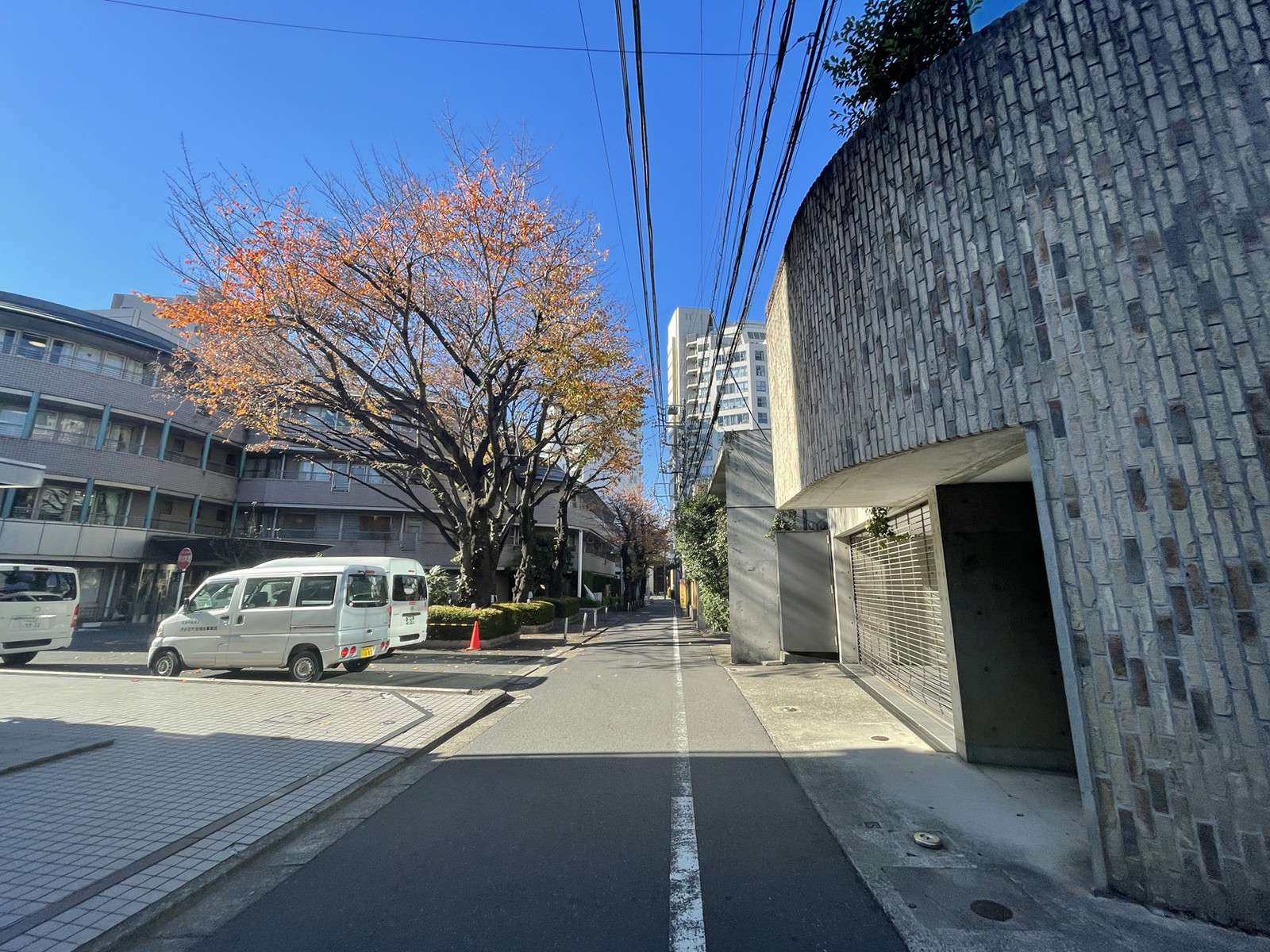 MINES西参道前面の通り