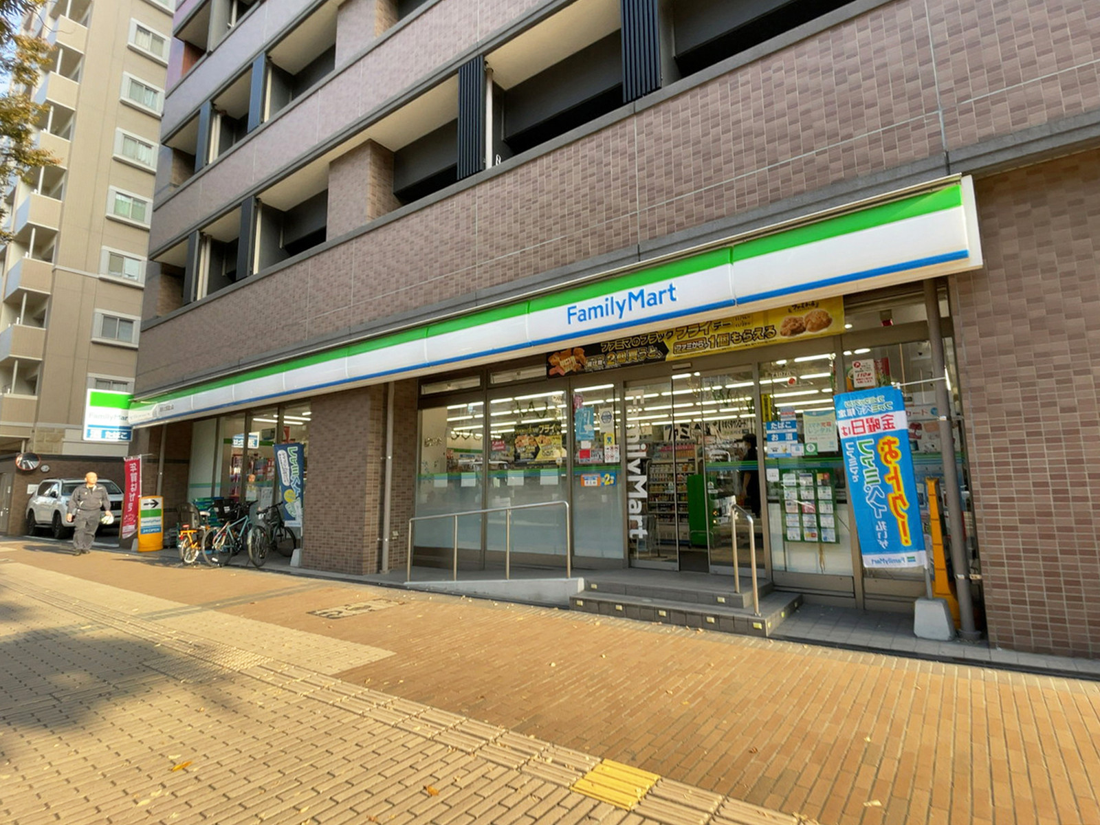 向かいのファミリーマート 博多大博通り店