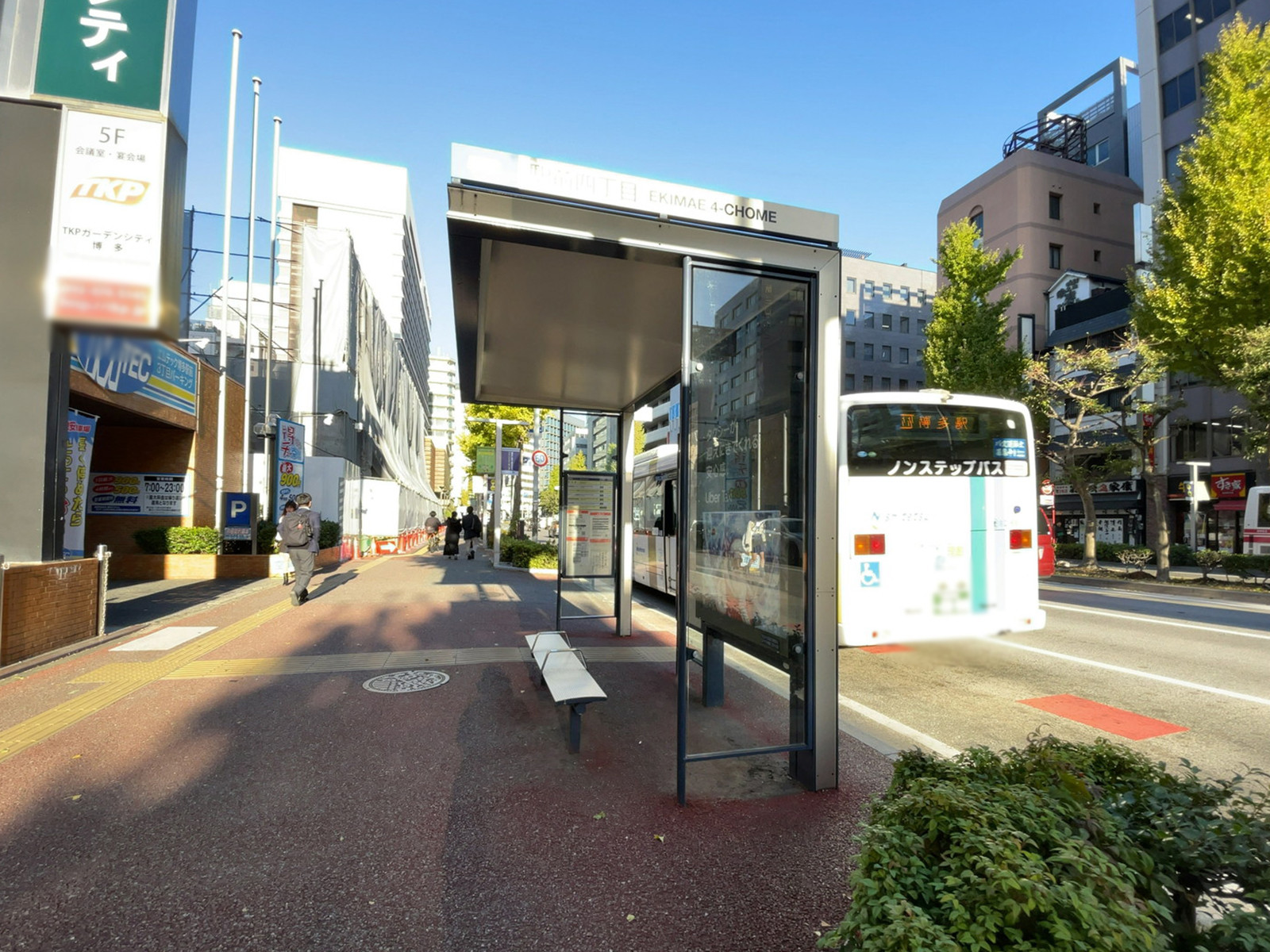 ビル前のバス停「駅前四丁目」
