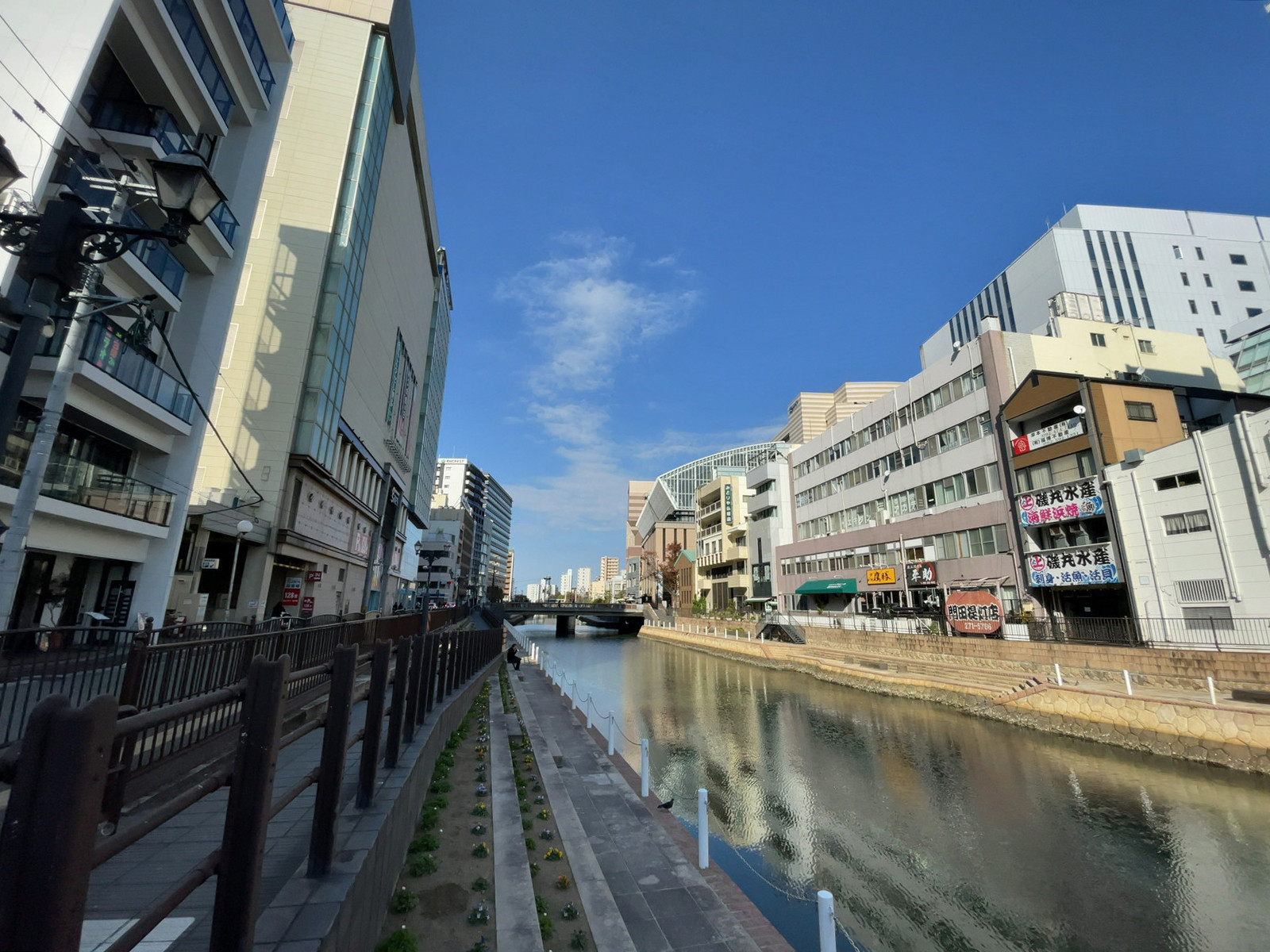 ビル前には博多川