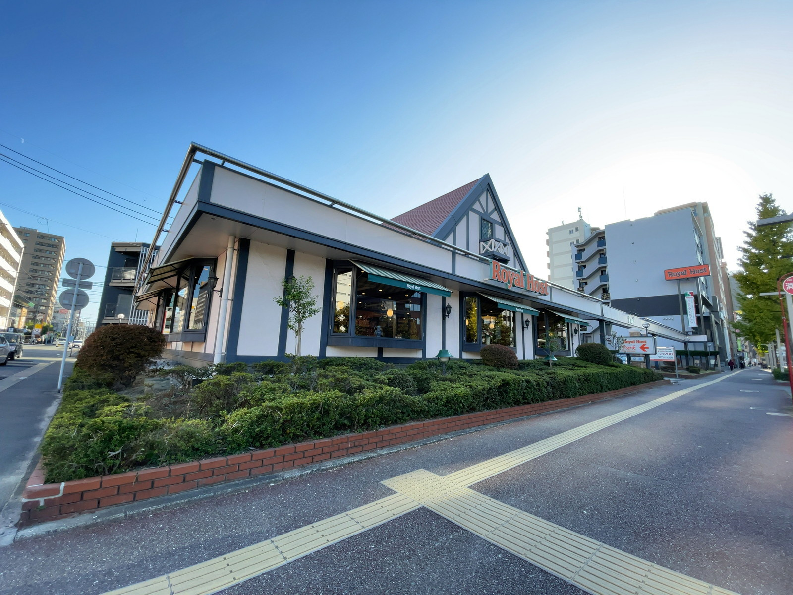 付近のロイヤルホスト住吉店
